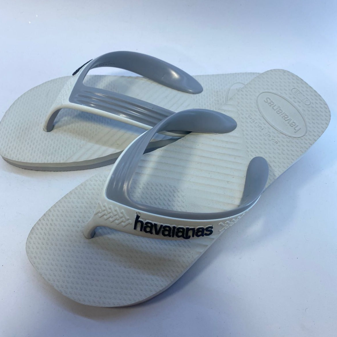 Chinelo Havaianas Dual Branco e Cinza Gelo