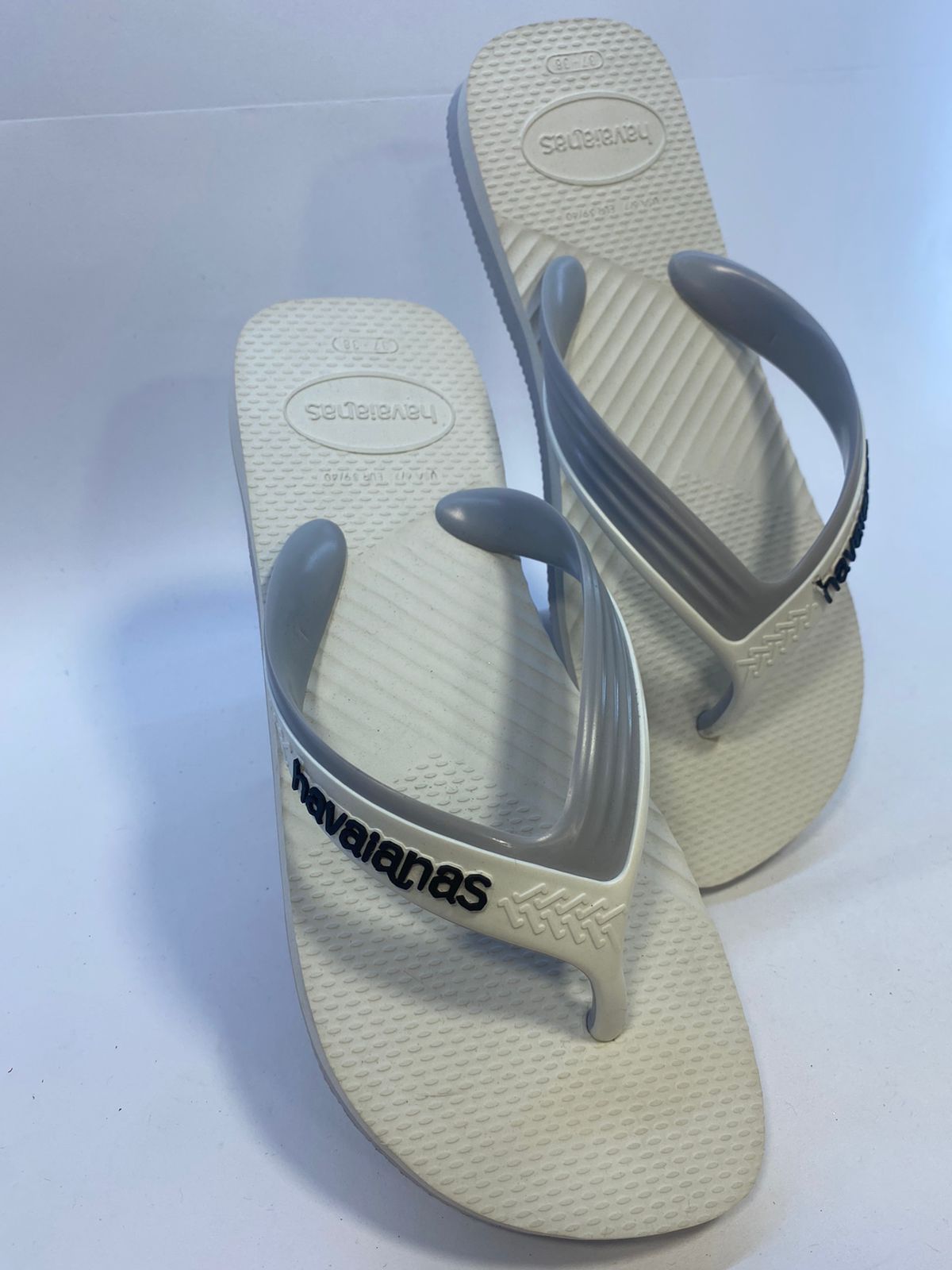 Chinelo Havaianas Dual Branco e Cinza Gelo