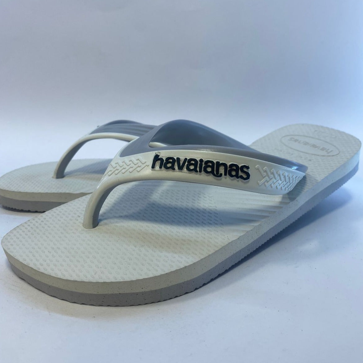 Chinelo Havaianas Dual Branco e Cinza Gelo